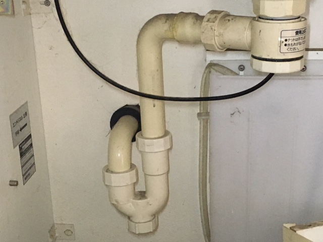 排水トラップの種類  a.	ベルトラップ(ワントラップ) これは台所流しの排水口で良く見られるトラップです。ドーナツ型の水溜まりに釣り鐘屋お椀の型をしたカップをかぶせ、固定する事によってトラップが作られます。台所の排水口をお掃除する時にこの椀を外すと、臭いにおいが上がって臭い!!と思った方も多くいらっしゃると思います。  b.　S字型トラップ、P字型トラップ これは洗面台管で良く見られるトラップです。特にS字型のトラップは、皆さんがよく目にするトラップで、S字の最初のカーブに水が溜まっています。「なるほど、これがトラップか!」という方も多いのではないでしょうか。ちなみに、S字型トラップは床排水、P字型トラップは壁排水で使用します。