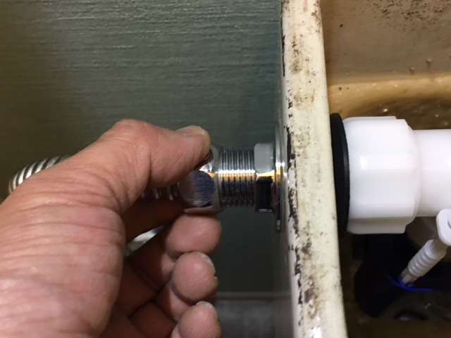 給水管とボールタップの接続ネジを外します