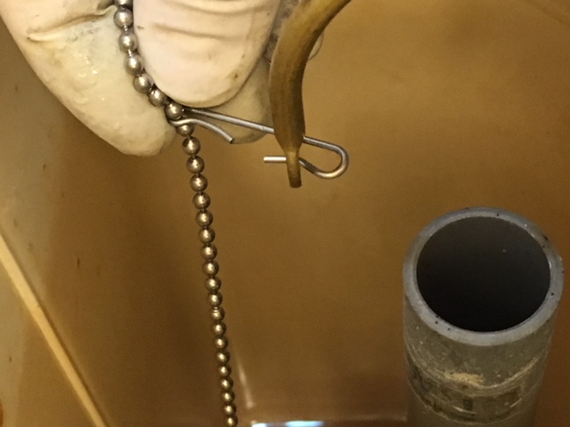 レバーとフロートバルブの鎖の接続を外します