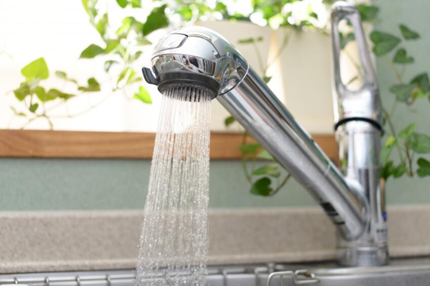 台所の水漏れを原因から応急処置・修理までを初心者向けに解説