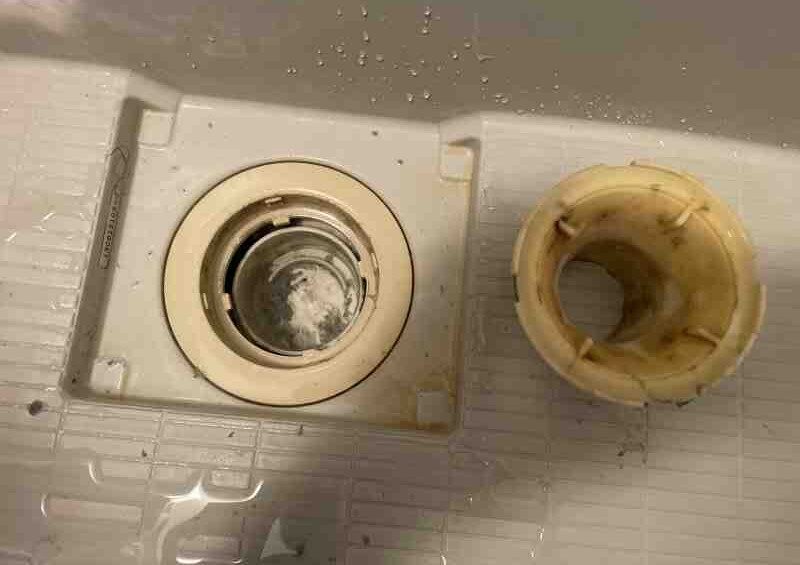 ① 目視掃除：ヘアキャッチャーと排水トラップの分解・洗浄