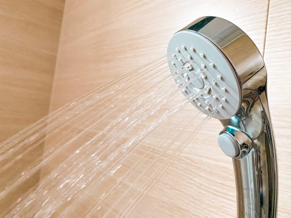 【緊急！】シャワーのお湯が出ない ときの原因と対処法｜給湯器・止水栓を確認