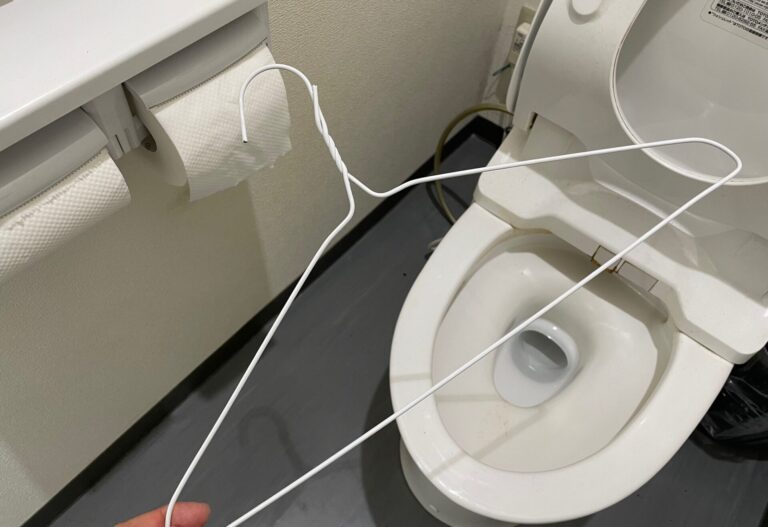 【原因・症状別】トイレが詰まったときの対処法｜ハンガー、ラバーカップ他の活用法 も解説