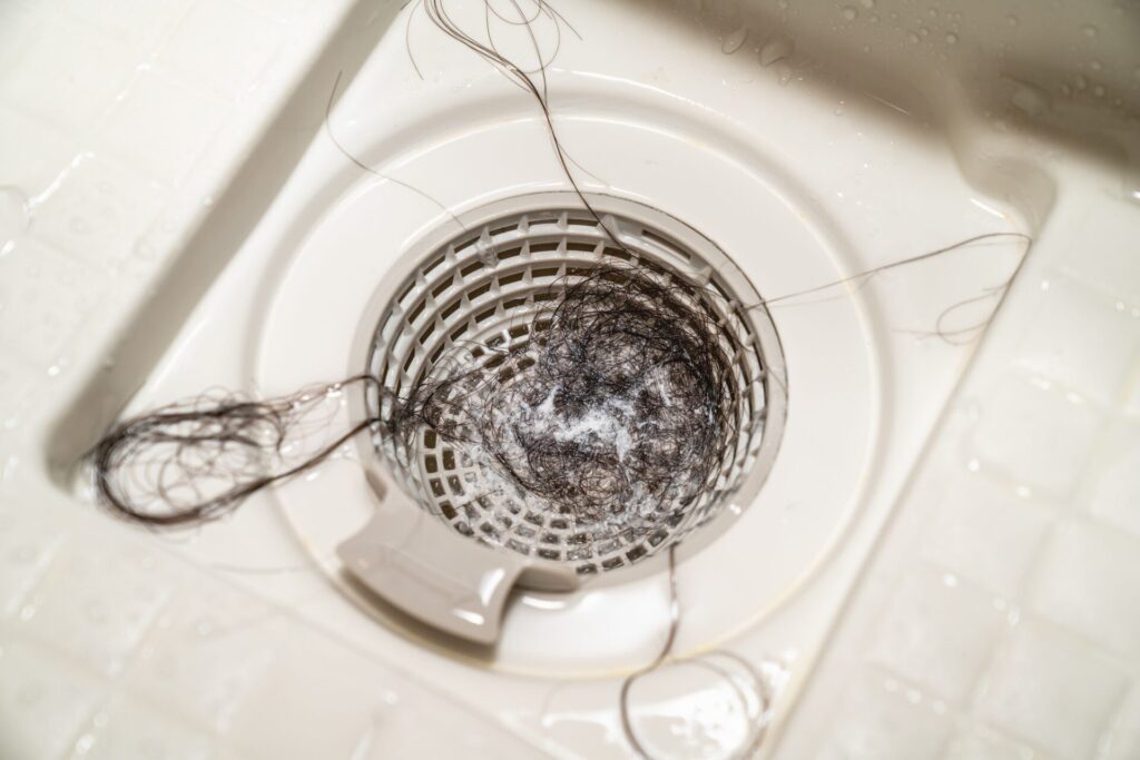 風呂場の排水溝が流れない｜原因チェックから自分でできる解消法・予防・賃貸の注意点