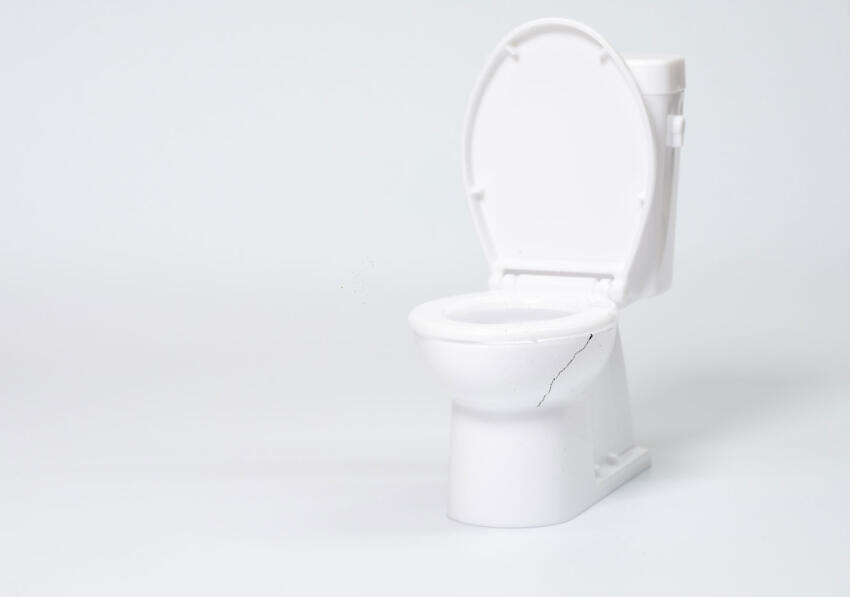 トイレの便器のひび割れが水浸しの原因に