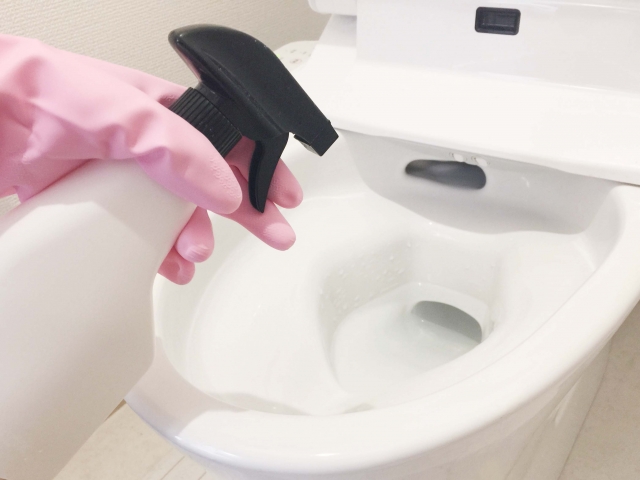 酸性のトイレ用洗剤を使う