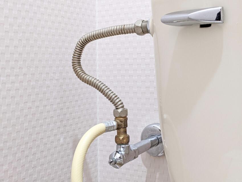 給水管の水漏れが原因でトイレの床が黒ずみ・湿っている