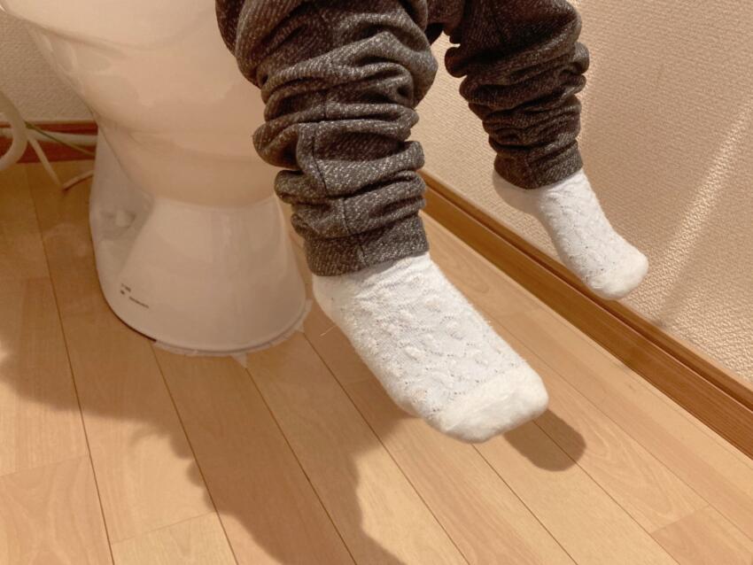 尿の飛び散りやこぼれが原因でトイレの床が変色する
