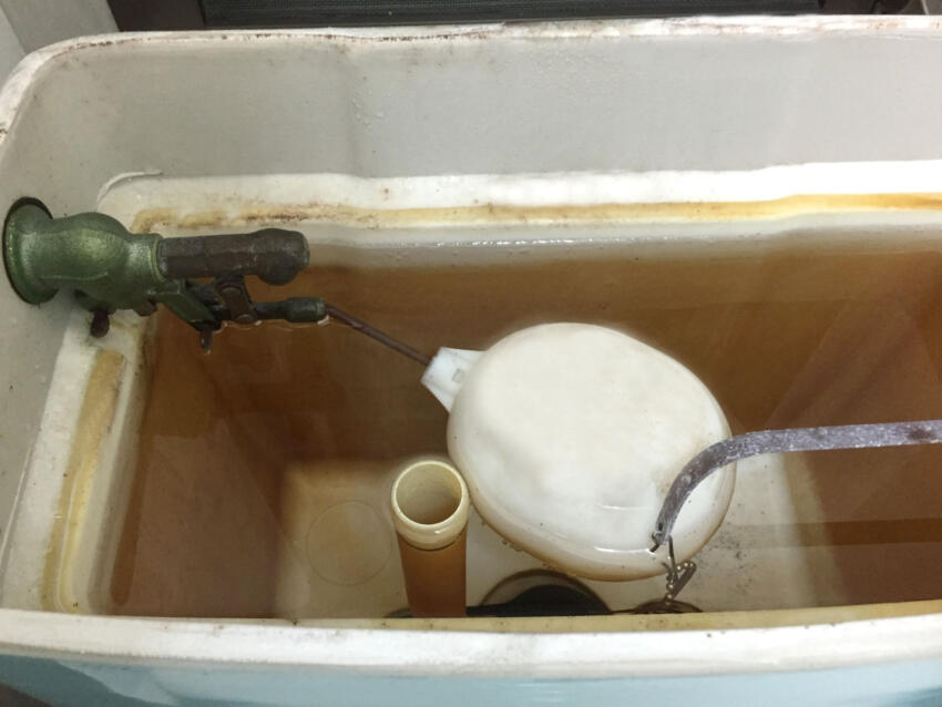 トイレの水が流れっぱなしになったら浮き球とボールタップをチェック