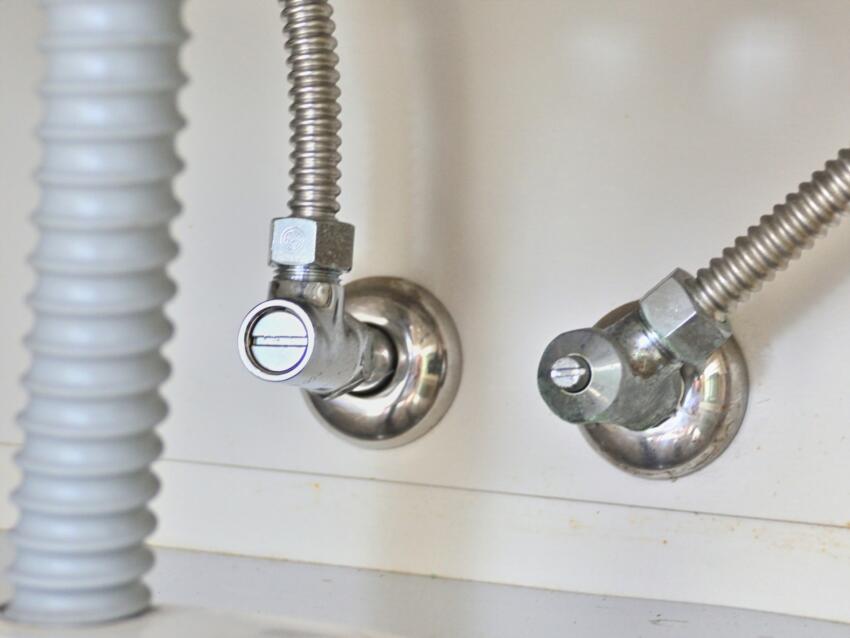 シンク下のハンドルの例。ドライバーで開け閉めするタイプです、温水と水のハンドルがあります