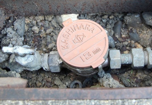 止水栓がない場合は、水道の元栓をしめると水漏れは止まります