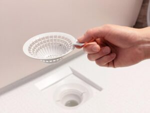 浴槽から日常的に流れる髪の毛や皮脂の除去方法