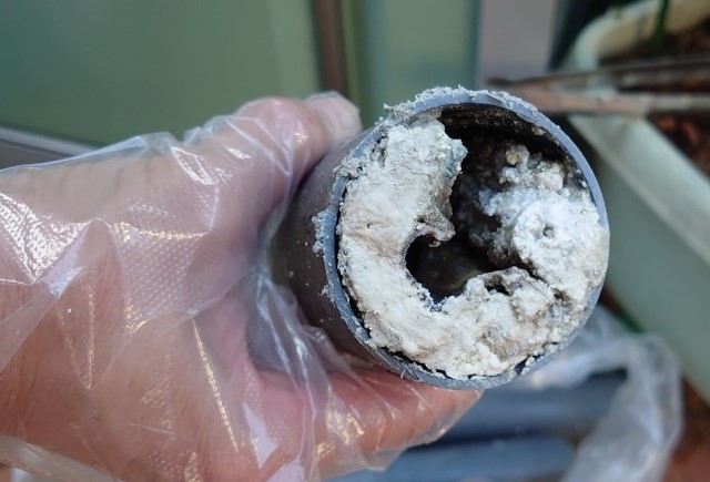 なぜ排水管つまりで溢れが起こる?
