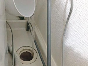 バケツか洗面器で水を2~4Lほど注ぎ入れる