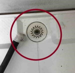 1. 洗濯機の排水ホースをエルボ(排水ホースについている90°に曲がった接続管)ごと排水口の目皿から抜く