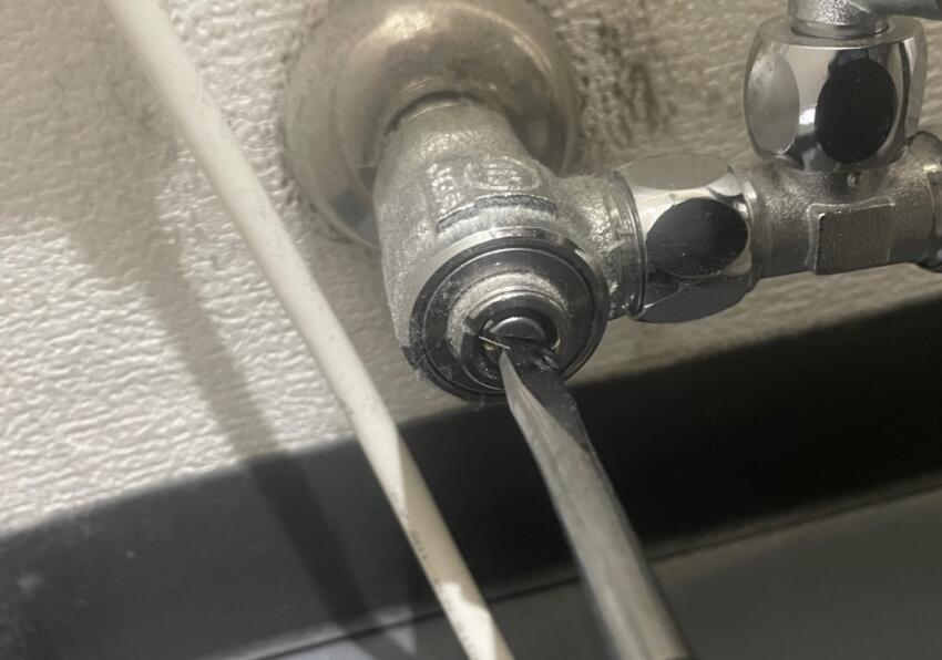 止水栓の開閉を確認する