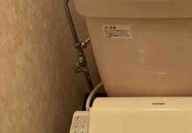 トイレの止水栓は壁・床・便器側面の中